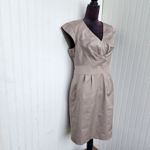 NWOT Worthington Dress 12 Sheath Short Cap Sleeve Twill VNeck Stretch Tan Career - Picture 6 of 16